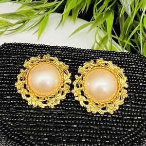 Vintage Richelieu Earrings Gold Pearl Dome Floral Flower Wreath Pierced 4288